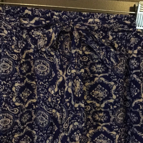 Patterned fabric short - Picture 2 of 2